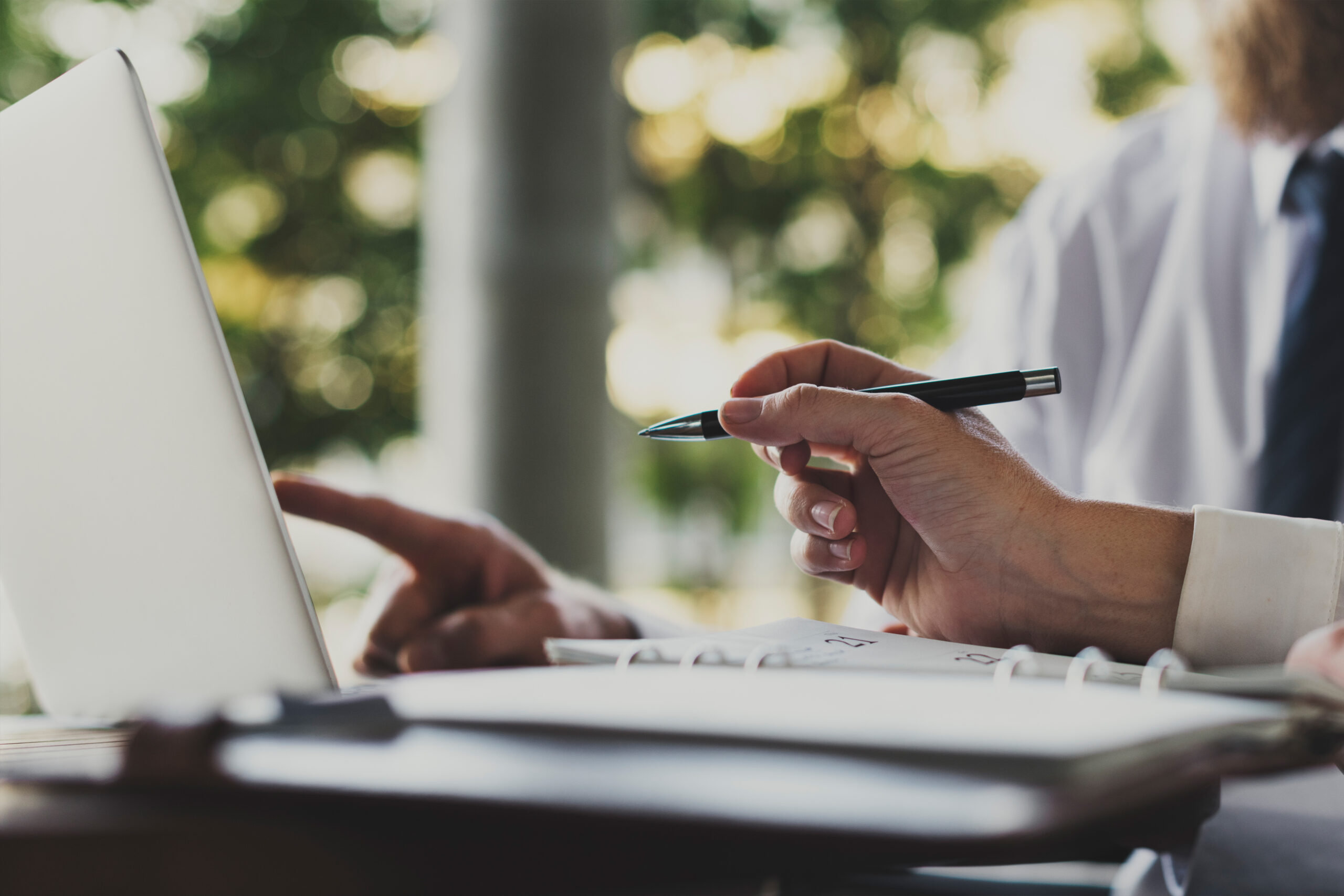 business-people-working-using-laptop